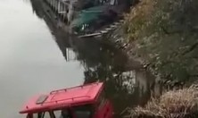 “红壳子车”栽进天汾四大队串场河，有人热心施救，而另一则视频让网友愤怒了！