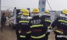 启东惠萍镇两土方车相撞侧翻，消防员紧急破拆救人