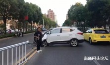 海安长江东路蓝岳装饰城与新龙兴大厦路口发生摩托车与轿车相撞